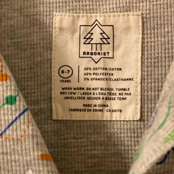 Onsie with ski pattern, age 6-7 true to size. - Picture 3 of 5